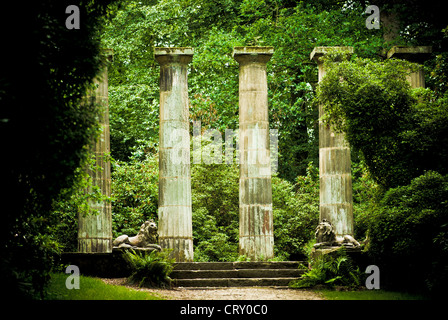 Doric Columns, Harlow Carr Gardens, Harrogate. VEREINIGTES KÖNIGREICH Stockfoto