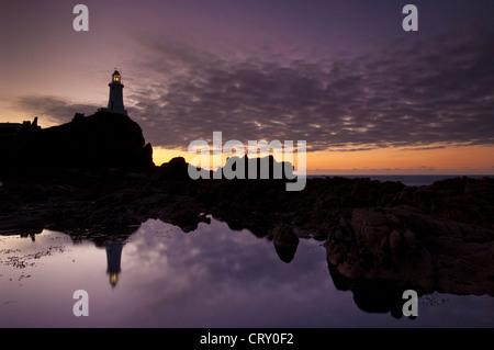 Sonnenuntergang am Corbiere Leuchtturm Corbiere Punkt Pfarrei St Brelade Jersey Kanalinseln UK GB Stockfoto