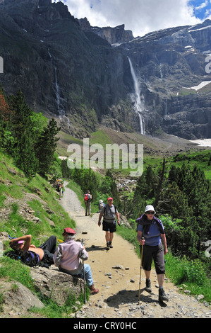 Touristen, die der Cirque de Gavarnie und die Gavarnie-Fälle / Grande Cascade, höchsten Wasserfall von Frankreich in den Pyrenäen Stockfoto