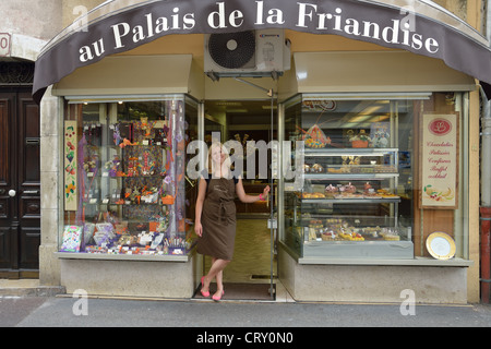 Besitzer außerhalb Au Palais De La Friandise, Rue De La République, Antibes, Côte d ' Azur, Provence-Alpes-Côte d ' Azur, Frankreich Stockfoto