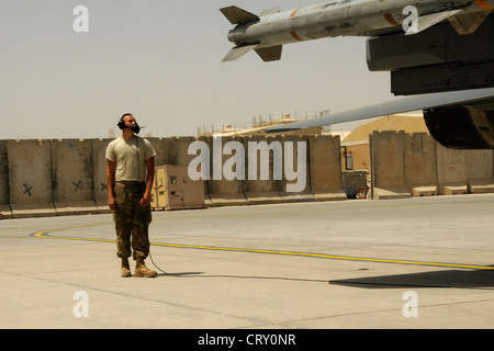 Senior Airman Caleb Edmonds, ein Mannschaftsleiter des 451st Expeditionary Aircraft Maintenance Squadron auf dem Kandahar Airfield, Afghanistan, startet seinen Jet für eine Tagesmission über Afghanistan am 4. Juli 2012. Mitglieder des 169th Fighter Wing auf der McEntyre Joint National Guard Base, S.C., werden zur Unterstützung der Operation Enduring Freedom nach KAF entsandt. Die F-16-Sumpffuchs, Piloten und Hilfspersonal begannen Anfang April ihren Einsatz der Air Expeditionary Force, um Flugmissionen für den Auftrag zum Lufteinsatz zu übernehmen und Truppen am Boden in Afghanistan in der Nähe der Luft zu unterstützen. Stockfoto