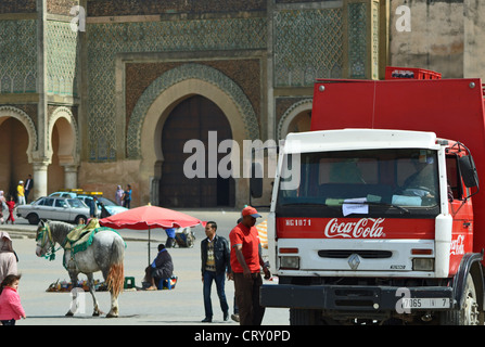 Coca Cola LKW liefern Getränke in Meknès, Marokko Stockfoto