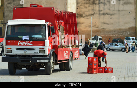 Coca Cola LKW liefern Getränke in Meknès, Marokko Stockfoto