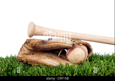 Baseball-Handschuh, Ball und Schläger, die Verlegung auf dem Rasen mit einem weißen Hintergrund für die Platzierung der Kopie. Stockfoto