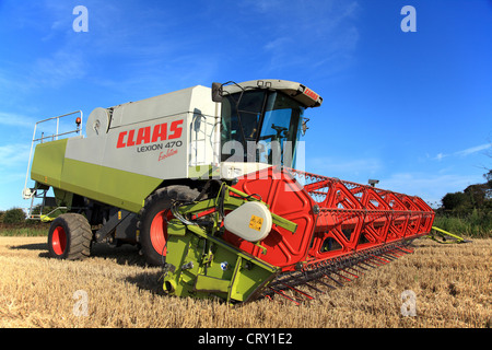 Mähdrescher CLAAS Lexion 470 Evolution. Legen Sie vor blauem Himmel Stockfoto