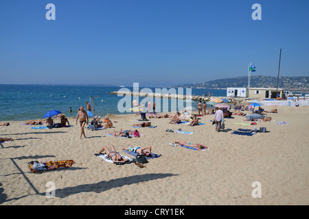 Plage Publique (öffentliche Strand), Juan-Les-Pins, Côte d ' Azur, Alpes-Maritimes, Provence-Alpes-Côte d ' Azur, Frankreich Stockfoto