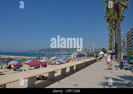 Strand und Promenade, Juan-Les-Pins, Côte d ' Azur, Alpes-Maritimes, Provence-Alpes-Côte d ' Azur, Frankreich Stockfoto