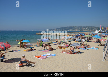 Plage Publique (öffentliche Strand), Juan-Les-Pins, Côte d ' Azur, Alpes-Maritimes, Provence-Alpes-Côte d ' Azur, Frankreich Stockfoto