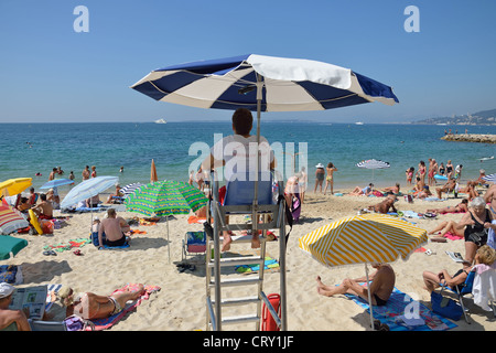 Plage Publique (öffentliche Strand), Juan-Les-Pins, Côte d ' Azur, Alpes-Maritimes, Provence-Alpes-Côte d ' Azur, Frankreich Stockfoto