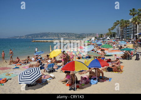 Plage Publique (öffentliche Strand), Juan-Les-Pins, Côte d ' Azur, Alpes-Maritimes, Provence-Alpes-Côte d ' Azur, Frankreich Stockfoto