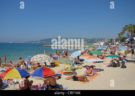 Plage Publique (öffentliche Strand), Juan-Les-Pins, Côte d ' Azur, Alpes-Maritimes, Provence-Alpes-Côte d ' Azur, Frankreich Stockfoto