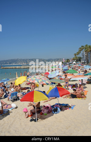 Plage Publique (öffentliche Strand), Juan-Les-Pins, Côte d ' Azur, Alpes-Maritimes, Provence-Alpes-Côte d ' Azur, Frankreich Stockfoto