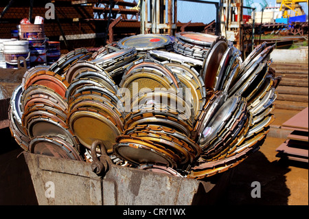 Der Schrott wird in den Behälter für den Transport kombiniert. Stockfoto