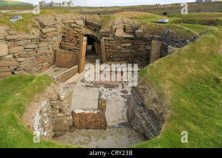 Ausgrabungen der urzeitlichen Behausung mit Verbindungsgang in prähistorischen neolithischen Dorf am Skara Brae-Orkney Islands-Schottland Stockfoto