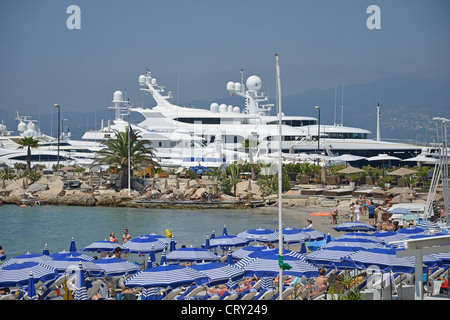 Luxus Motor Yachten in Cannes Marina von Bijou Plage, Cannes, Côte d ' Azur, Alpes-Maritimes, Provence-Alpes-Côte d ' Azur, Frankreich Stockfoto