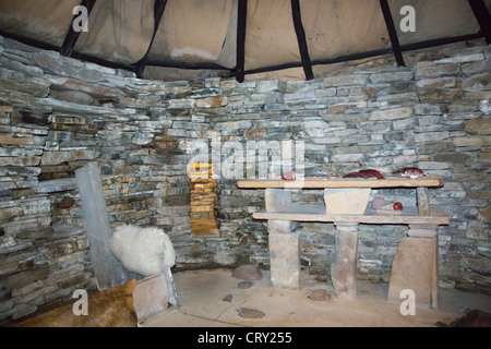 Urzeitliche Steinmöbel in einem rekonstruierten jungsteinzeitlichen runden Haus in Skara Brae Visitor Centre Orkneyinseln Schottland UK Stockfoto