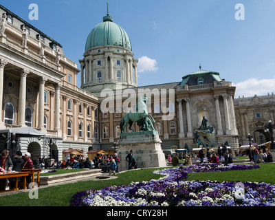 Markt an der königlichen Palast in Budapest, die Hauptstadt und größte Stadt von Ungarn, Stockfoto