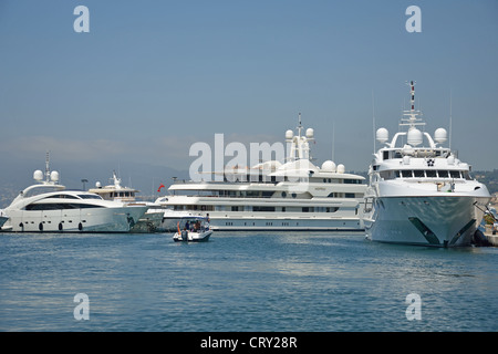 Luxus Motor Yachten im Hafen von Cannes, Cannes, Côte d ' Azur, Alpes-Maritimes, Provence-Alpes-Côte d ' Azur, Frankreich Stockfoto