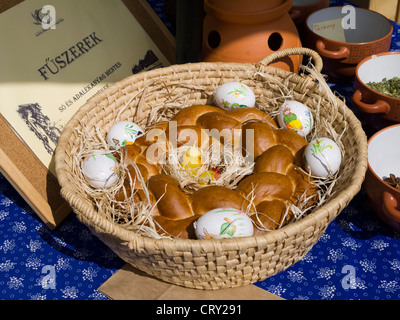 Brot und Eiern für den Verkauf auf der Ostern Markt in Budapest, die Hauptstadt und größte Stadt von Ungarn, Stockfoto