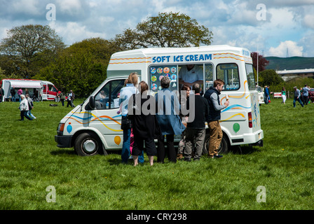 Schlangestehen für Eis bei einem Outdoor-Auto-Show in der Sonne Stockfoto