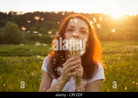Sommer, Porträt der jungen Frau mit Löwenzahn Stockfoto