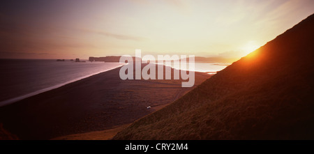 Reynisfjara Strand mit Kappe Dyrhólaey, Südküste Islands Stockfoto