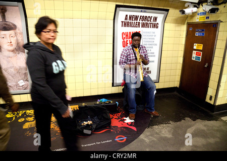 Straßenmusiker auf der London underground Saxophon, London UK Stockfoto