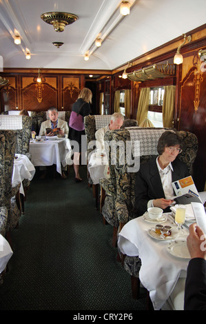 Der British Pullman Brighton Belle auf der Plattform an der Victoria Station in London Stockfoto