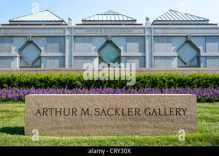 WASHINGTON DC – der Eingang zur Arthur M. Sackler Gallery, Teil des National Museum of Asian Art der Smithsonian Institution, befindet sich in der National Mall. Die 1987 eröffnete Sackler Gallery beherbergt eine der umfangreichsten Sammlungen asiatischer Kunst, die von der Antike bis zur Gegenwart reicht. Die Sammlung des Museums umfasst Werke aus China, Japan, Korea, Süd- und Südostasien und der islamischen Welt. Die Galerie arbeitet in Partnerschaft mit der angrenzenden Freer Gallery of Art, die zusammen das National Museum of Asian Art bildet Die moderne Struktur Stockfoto