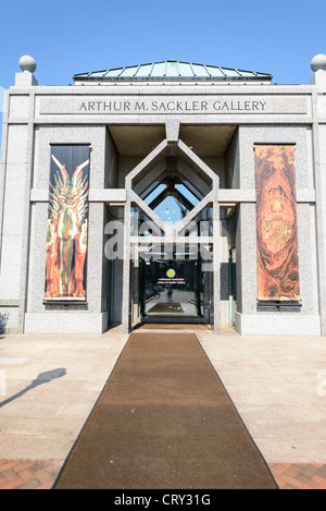 WASHINGTON DC, USA – der Eingang zur Arthur M. Sackler Gallery, Teil des Smithsonian National Museum of Asian Art, befindet sich in der National Mall in Washington, DC. Dieses unterirdische Museum widmet sich der antiken und zeitgenössischen asiatischen Kunst und verfügt über einen markanten Pavillon-Eingang über dem Boden neben dem Enid A. Haupt Garden und dem Smithsonian Castle. Stockfoto