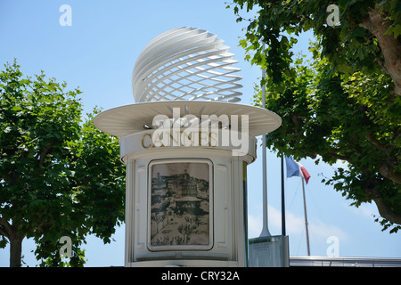 Cannes-Litfaßsäule, Promenade De La Pantiero, Cannes, Côte d ' Azur, Alpes-Maritimes, Provence-Alpes-Côte d ' Azur, Frankreich Stockfoto