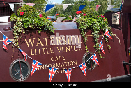 LONDON, Großbritannien - 30. JUNI 2012: Schild für Waterside Cafe in Little Venice in Maida Vale Stockfoto