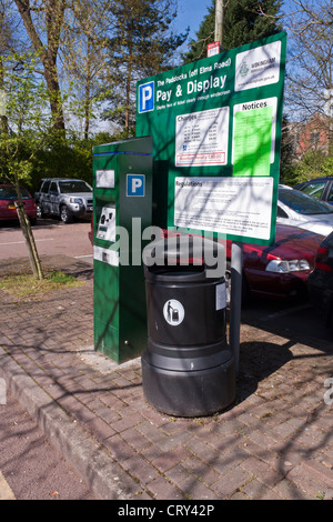 Zahlen und Anzeige Parkplatz Ankündigung und Ticket-Maschine. Stockfoto