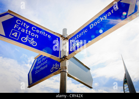 Eine blaue Zyklus Weg Zeichen von Portsmouth Meer Regie Radfahrer zu touristischen Orten und dem Stadtzentrum entfernt. Stockfoto