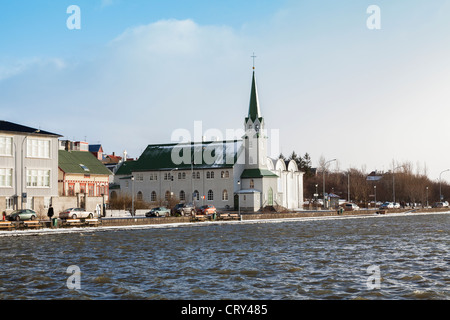 Frikirkjan (Freikirche), eine lutherische Kirche durch den Teich in Reykjavik, Island, mit gewellten Blech Verkleidung gebaut. Stockfoto