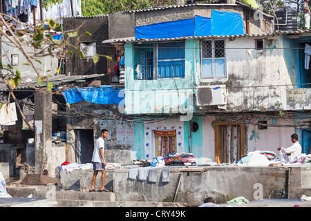 Dhobi vorbeilaufenden arbeiten bei Reinigung und Wäscherei, Dhobi Ghat, Mumbai, Indien Stockfoto