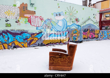 Graffiti, darunter eine blaue Katze, Reykjavik, Island und verlassenen Sessel Schnee im winter Stockfoto