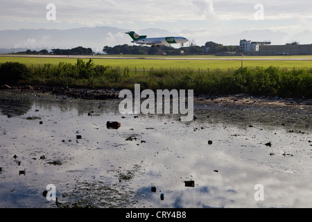 Müll und stinkenden Schlamm neben internationalen Flughafen Rio De Janeiro befindet sich in der Ufer der Guanabara Bucht, Brasilien. Stockfoto