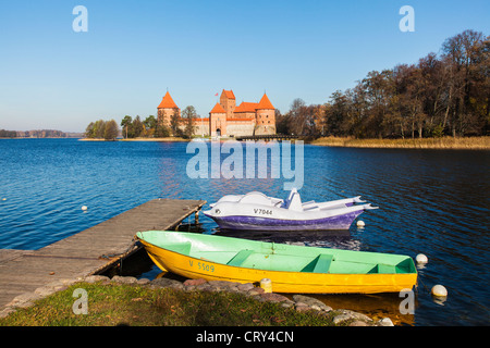 Insel-Burg Trakai und Lake Galve, Litauen mit klarer blauen Himmel und bunt bemalt, Ruderboot und Tretboot im Vordergrund Stockfoto