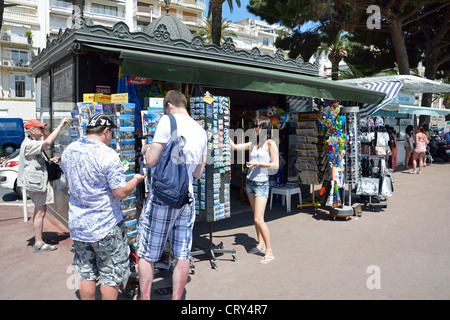 Promenade-Zeitungskiosk, Boulevard De La Croisette, Cannes, Côte d ' Azur, Alpes-Maritimes, Provence-Alpes-Côte d ' Azur, Frankreich Stockfoto