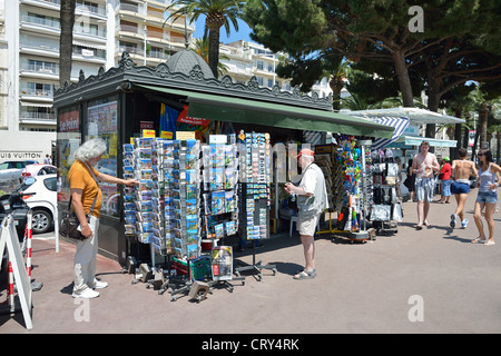 Promenade-Zeitungskiosk, Boulevard De La Croisette, Cannes, Côte d ' Azur, Alpes-Maritimes, Provence-Alpes-Côte d ' Azur, Frankreich Stockfoto