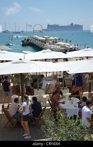 Le Baoli Beach Restaurant, Boulevard De La Croisette, Cannes, Côte d ' Azur, Alpes-Maritimes, Provence-Alpes-Côte d ' Azur, Frankreich Stockfoto