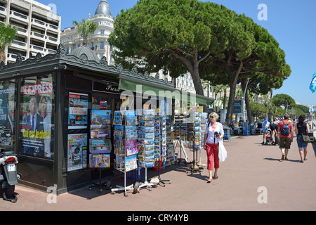 Promenade-Zeitungskiosk, Boulevard De La Croisette, Cannes, Côte d ' Azur, Alpes-Maritimes, Provence-Alpes-Côte d ' Azur, Frankreich Stockfoto