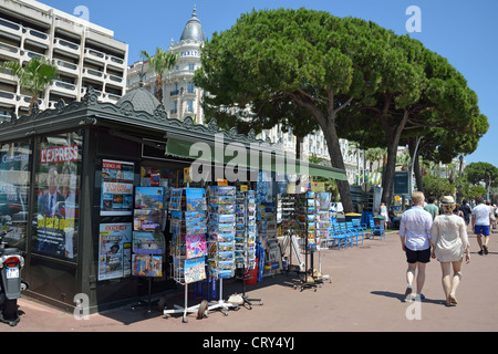 Promenade-Zeitungskiosk, Boulevard De La Croisette, Cannes, Côte d ' Azur, Alpes-Maritimes, Provence-Alpes-Côte d ' Azur, Frankreich Stockfoto