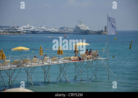 Meer Seite Plage Restaurant, Sonnenbaden Landung, Cannes, Côte d ' Azur, Alpes-Maritimes, Provence-Alpes-Côte d ' Azur, Frankreich Stockfoto