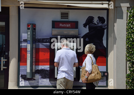 Paar mit ATM Maschine, Boulevard De La Croisette, Cannes, Côte d ' Azur, Alpes-Maritimes, Provence-Alpes-Côte d ' Azur, Frankreich Stockfoto