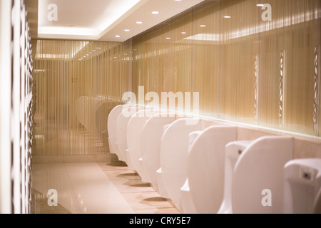 Herren Toiletten in einem gehobenen Einkaufszentrum mit Luxus Markenshops, in Shanghai, China. Stockfoto