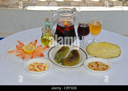 Tapas, König Garnelen, Spitzen gebratenen Paprika und Manchego-Käse, Manchego-Käse mit Chili, eingelegte Gurken mit Chili. Stockfoto