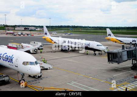 Schürze mit Monarch A321 G-OZBM und Thomas Cook Boeing 757 G-JMCG, Flughafen Birmingham, West Midlands, UK. Stockfoto