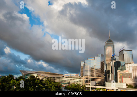 1. Juli 2012 atemberaubende Aussicht bei Sonnenuntergang in Hong Kong. Seit ein paar Tagen ist der Himmel ganz klar gewesen. Stockfoto